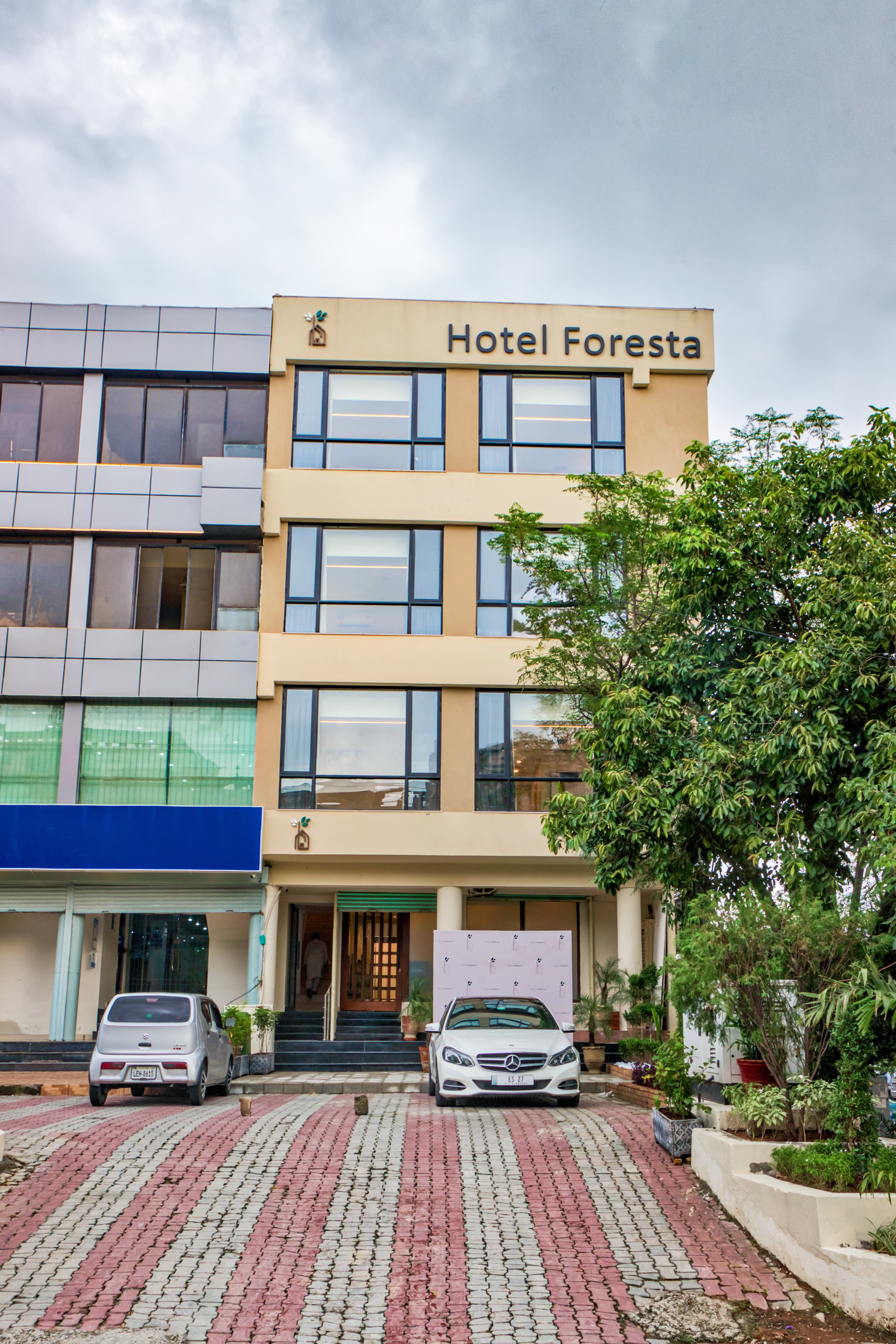 Hotel Foresta facade and entrance